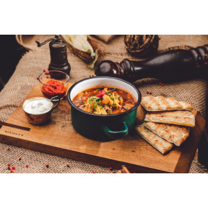 Goulash la ceaun cu spatzle, smântână și sos iute
