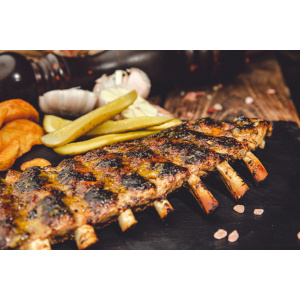 Coaste afumate cu sos de usturoi si ierburi aromate 500 g