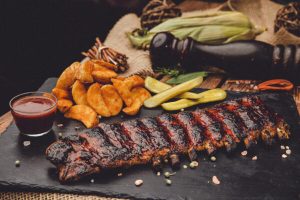 Coaste ușor afumate, la cald (bbq smoker) bbq/usturoi