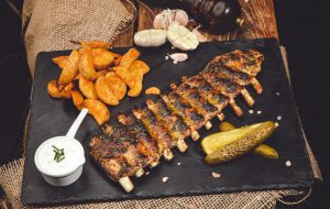 Coaste de porc cu usturoi și plante aromatice