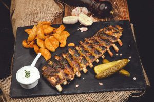 Coaste de porc cu usturoi și plante aromatice