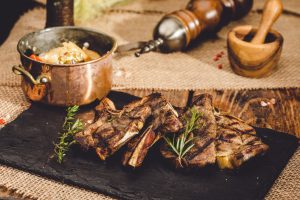 Cotlet de berbecuț 450 gr ( cu garnitură și sos la alegere )