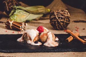 Găluști cu prune, pesmet cu scorțișoară și sos de smântână 125 gr