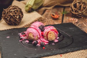 Papanași fierți, pesmet cu scorțișoara și sos de smântână, dulceață de afine 125 gr