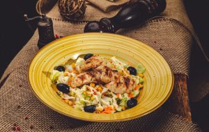 Salată cu piept de pui la grătar