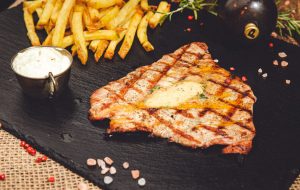 Steak din mușchiuleț de porc, unt cu verdețuri