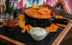 Nachos cu sos de iaurt sau BBQ