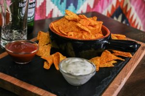 Nachos cu sos de iaurt sau BBQ