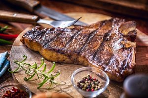 T-Bone Steak - 500 gr ( cu garnitură și sos la alegere )